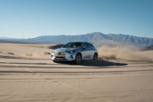 Driving on sand dunes with Mercedes-Benz while testing the off-road systems 25C0285 014
